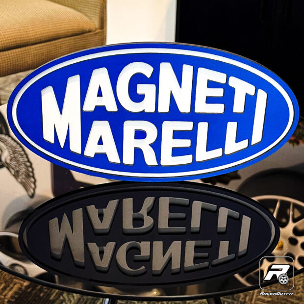 A Placa Decorativa Magneti Marelli da Hidden Garage é uma celebração da sofisticação na engenharia automotiva. Cada aspecto desta placa é meticulosamente elaborado para refletir a essência da renomada marca Magneti Marelli.