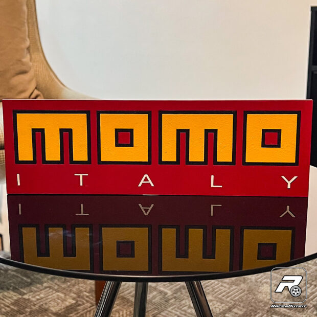 Placa Decorativa Momo Italy Feita em MDF de alta qualidade, a placa é cortada com precisão a laser, proporcionando bordas impecáveis e um acabamento distinto. O processo de pintura à mão é o que a torna única, pois nossos artesãos dedicam tempo e cuidado para garantir que cada detalhe seja uma representação autêntica da marca Momo Italy.