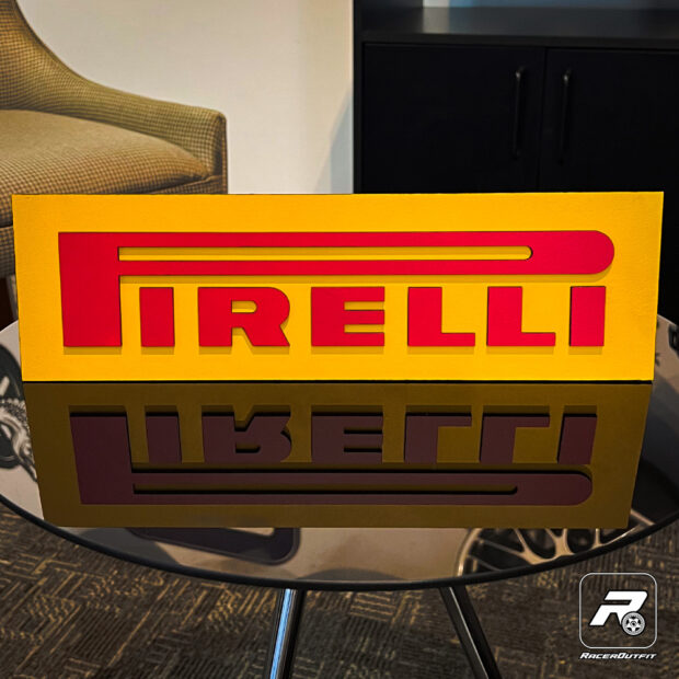 A Placa Decorativa Pirelli da Hidden Garage é uma homenagem à marca que é sinônimo de desempenho, inovação e qualidade na indústria de pneus. Cada aspecto desta placa é projetado com atenção aos detalhes, capturando a essência da renomada marca Pirelli.