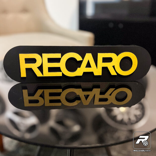 Placa Decorativa Recaro com fundo preto e letras Amarela