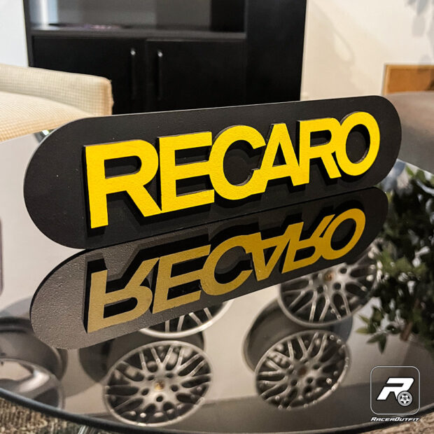 Placa Decorativa Recaro com fundo preto e letras Amarela