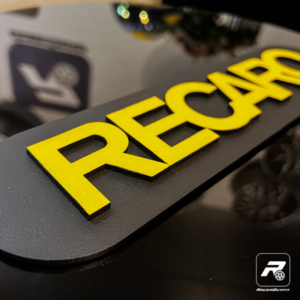 Placa Decorativa Recaro com fundo preto e letras Amarela